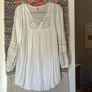 Adorable Boho white embroidery blouse.  So cute, no stains!